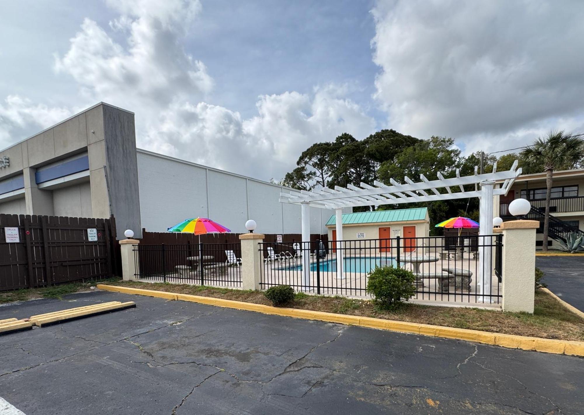 Hole Inn The Wall Hotel - Fort Walton Beach - Sunset Plaza - Nearby Beaches & Hurlburt Exteriér fotografie