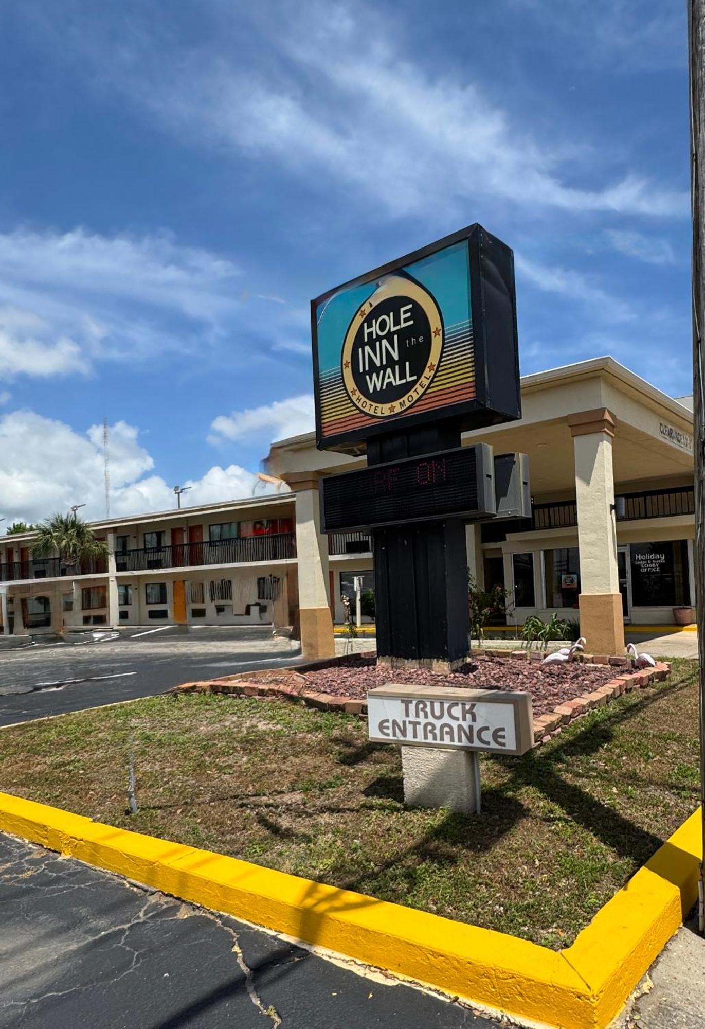 Hole Inn The Wall Hotel - Fort Walton Beach - Sunset Plaza - Nearby Beaches & Hurlburt Exteriér fotografie